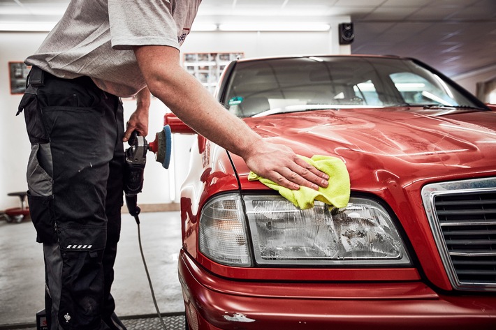 Teure Autoreparatur: So lässt sich sparen ADAC: Vertragswerkstätten gezielt nach günstigen Ersatzteilen fragen Smart Repair kann Teiletausch überflüssig machen