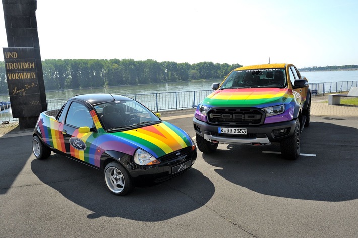 Ford „Very Gay Raptor“ im Kölner CSD