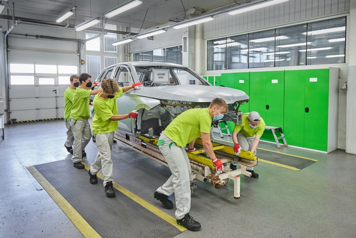 Berufsschüler starten in die Testphase des Azubi Cars ŠKODA AFRIQ