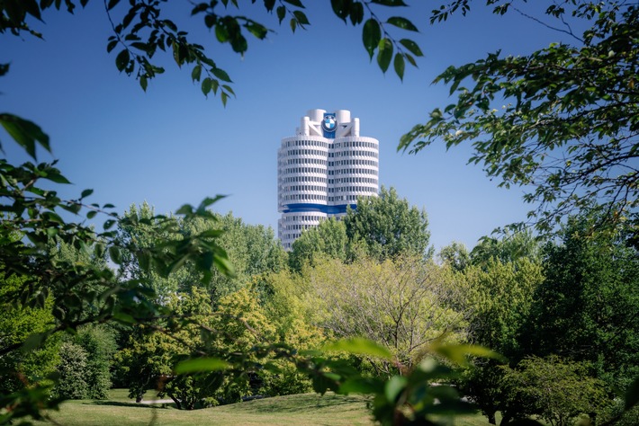 Gebaut, um das Morgen zu gestalten: Das BMW Hochhaus feiert 50. Geburtstag / Spektakuläre Performance der US-amerikanischen Fassadentänzer BANDALOOP